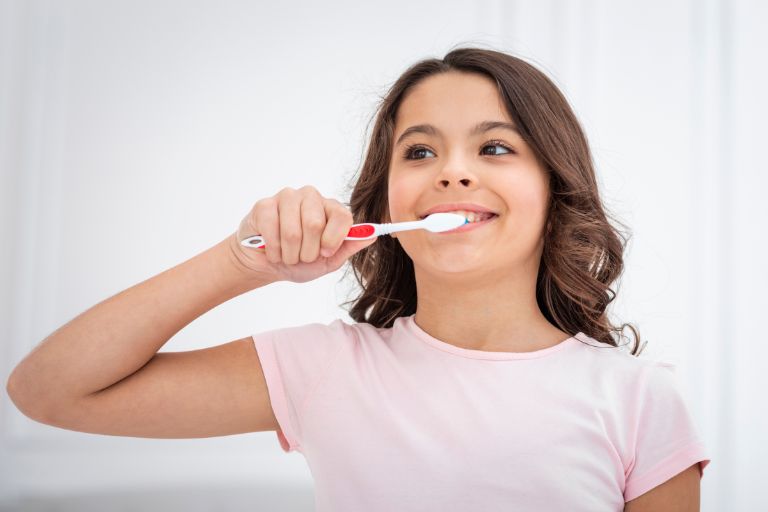 Can a manual toothbrush keep teeth healthy?